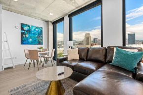 Downtown views! Amazing pool gym hottub Luxury apt Salt Lake City